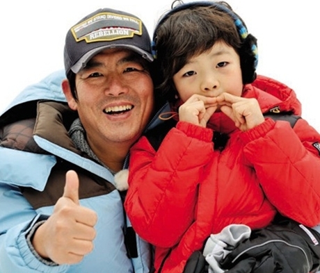 성동일(좌부터/탤런트/영화배우),성준(성동일아들)
MBC ‘아빠 어디가’로 한창 주가를 올리며 아들 준이와 함께 인기를 얻고 있는 터라 성동일 하차 소식은 실시간 검색어와 핫토픽 키워드로 19일 온라인에서 큰 화제를 낳고 있다.