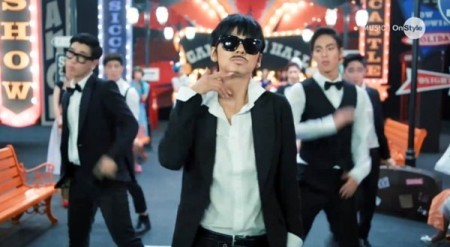 이효리(가수/핑클)
Singer Lee Hyori has attempted to play with her image a bit in the music video for “Going Crazy,” from her fifth album “Monochrome.”