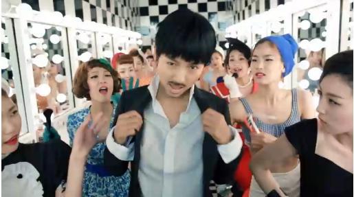 이효리(가수/핑클)
Singer Lee Hyori has attempted to play with her image a bit in the music video for “Going Crazy,” from her fifth album “Monochrome.”