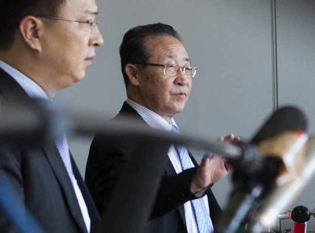 김계관(정치인/북한외무성제1부상)
North Korea’s Vice Foreign Minister Kim Kye Gwan (right) waves as he arrives at the Capital airport in Beijing, China. (AP-Yonhap News)