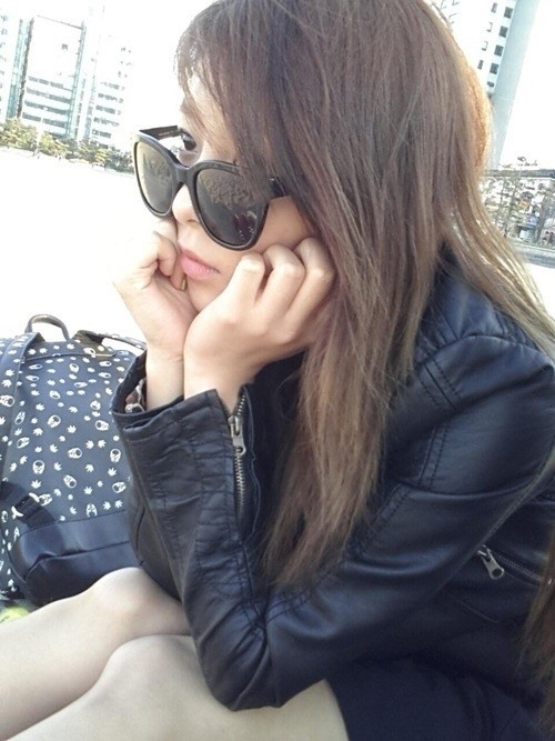 유빈(김유빈/가수/원더걸스)
유빈은 19일 트위터를 통해 “사진첩 뒤적이다 부산 여행 갔을 때 찍힌 사진 발견. 좀 괜찮은데. 나 안 같아. 나름 모래사장임”이라는 글과 함께 사진 한 장을 공개했다.