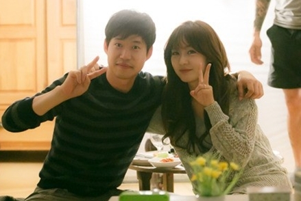 유준상(좌부터/영화배우/교수),성유리(탤런트/가수/핑클)
19일 소속사 나무엑터스는 공식 페이스북을 통해 SBS 주말드라마 ‘출생의 비밀’에서 부부로 호흡을 맞추고 있는 유준상-성유리의 다정한 모습이 담긴 사진이 공개됐다.
