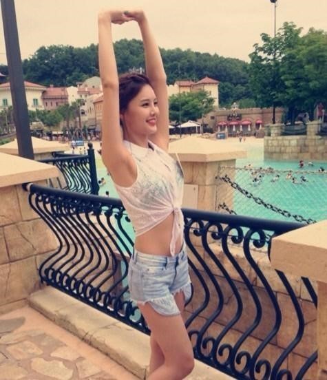박은지(MC/전기상캐스터)
사진은 워터파크에서 진행된 녹화 현장에서 찍은 것으로, 박은지는 비키니에 짧은 블라우스를 걸친 채 핫팬츠를 입고 늘씬한 몸매를 뽐내고 있다. 특히 운동으로 다져진 탄탄한 복근과 군살 없는 허리 라인, 매끈한 각선미로 눈길을 끌었다.