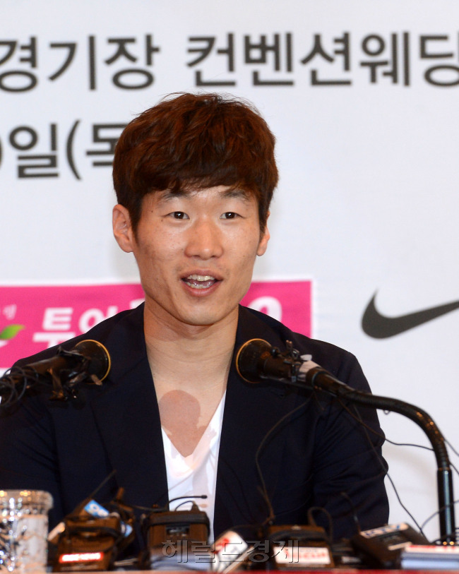 20일 오전 수원 월드컵경기장 컨벤션웨딩홀에서 영국 QPR에서 뛰고 있는 박지성 선수가 김민지 아나운서와의 열애설 관련 기자회견을 하고 있다./안훈기자 rosedale@ 2013.06.20
20일 오전 수원 월드컵경기장 컨벤션웨딩홀에서 영국 QPR에서 뛰고 있는 박지성 선수가 김민지 아나운서와의 열애설 관련 기자회견을 하고 있다./안훈기자 rosedale@ 2013.06.20
20일 오전 수원 월드컵경기장 컨벤션웨딩홀에서 영국 QPR에서 뛰고 있는 박지성 선수가 김민지 아나운서와의 열애설 관련 기자회견을 하고 있다./안훈기자 rosedale@ 2013.06.20