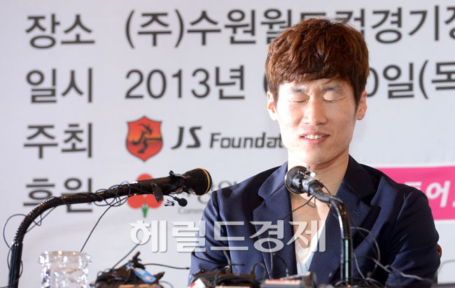 박지성(축구선수/퀸즈파크레인저스FC)
20일 오전 수원 월드컵경기장 컨벤션웨딩홀에서 영국 QPR에서 뛰고 있는 박지성 선수가 김민지 아나운서와의 열애설 관련 기자회견을 하고 있는 가운데 수많은 취재진이 터트리는 후레쉬에 눈을 부셔하고 있다.