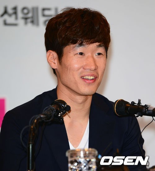 박지성(축구선수/퀸즈파크레인저스FC)
축구선수 박지성(32·퀸즈파크레인저스)이 SBS 김민지 아나운서(28)와의 열애설에 대한 기자회견을 가졌다.