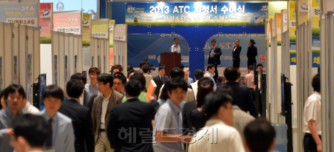 산업통상자원부주최로 20일 서울 삼성동 코엑스에서 우수 중소·중견기업을 위한 '2013 ATC 성과전시 및 채용박람회(ATC R&D Job Fair)'가 열려 참가자들이 전시부스를 둘러 보고 있다.<br />김명섭 기자 msiron@heraldcorp.com
산업통상자원부주최로 20일 서울 삼성동 코엑스에서 우수 중소·중견기업을 위한 '2013 ATC 성과전시 및 채용박람회(ATC R&D Job Fair)'가 열려 참가자들이 전시부스를 둘러 보고 있다.
김명섭 기자 msiron@heraldcorp.com