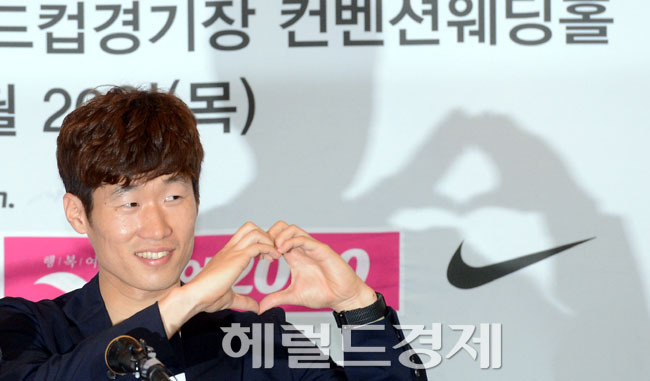 박지성(축구선수/퀸즈파크레인저스FC)
20일 오전 수원 월드컵경기장 컨벤션웨딩홀에서 영국 QPR에서 뛰고 있는 박지성 선수가 SBS 김민지 아나운서와의 열애설 관련 기자회견을 하는 가운데 김민지 아나운서에게 하트를 보내고 있다.