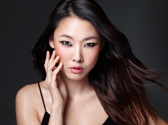 한혜진(모델)
애경의 메이크업 전문 브랜드 ‘루나(LUNA)’가 유난히 더운 올 여름, 여성들의 아름다움을 빛나게 해줄 ‘2013 루나 섬머 웨이(LUNA SUMMER WAY)’ 메이크업 룩을 제안했다.