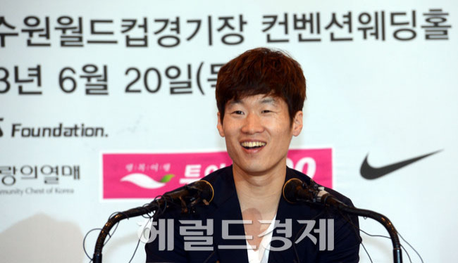 박지성(축구선수/퀸즈파크레인저스FC)
20일 오전 수원 월드컵경기장 컨벤션웨딩홀에서 영국 QPR에서 뛰고 있는 박지성 선수가 김민지 아나운서와의 열애설 관련 기자회견을 하고 있다. 박지성 선수가 김민지 아나운서의 모든 것이 사랑스럽다며 밝게 웃고 있다.