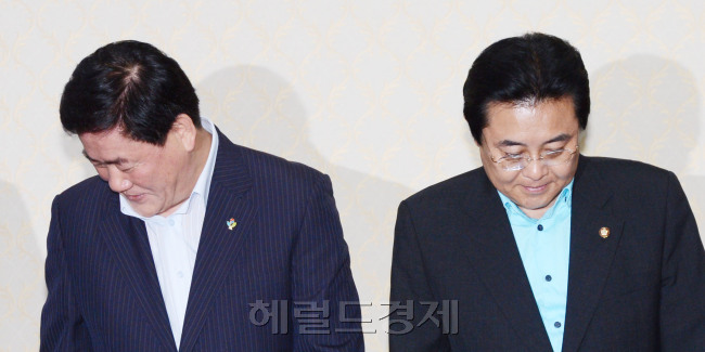 최경환새누리당 원내대표와 전병헌 민주당 원내대표가 20일 오전 국회에서 여야 원내대표 회담을 하고 있다.. 박현구 기자phko@heraldcorp.com