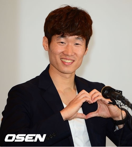 박지성(축구선수/퀸즈파크레인저스FC)
박지성(퀸스 파크 레인저스)이 김민지 SBS 아나운서와 열애설과 관련, 기자회견을 열며 김민지를 향한 하트를 날렸다.