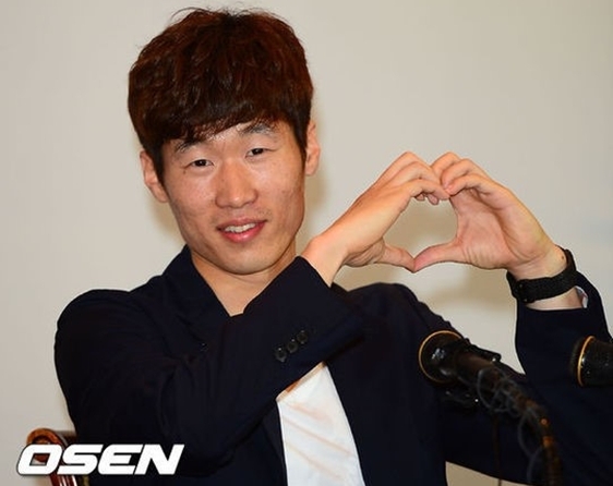 박지성(축구선수/퀸즈파크레인저스FC)
박지성(퀸스 파크 레인저스)이 김민지 SBS 아나운서와 열애설과 관련, 기자회견을 열며 김민지를 향한 하트를 날렸다.