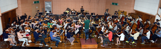 Members of the Hanyang Philharmonic Orchestra practice for the University Orchestra Festival on Wednesday.   Chung Hee-cho/The Korea Herald