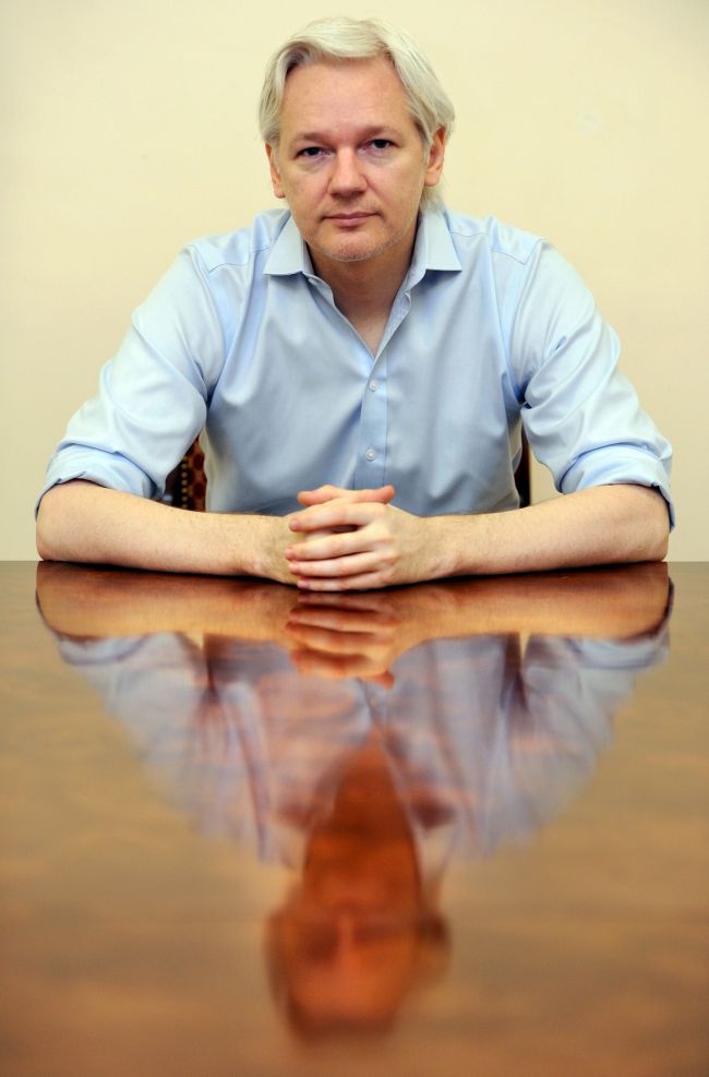 <YONHAP PHOTO-0368> EMBARGOED UNTIL 0001GMT ON WEDNESDAY, JUNE 19, 2013....Wikileaks founder Julian Assange speaks to the media inside the Ecuadorian Embassy in London on June 14, 2013, ahead of the first anniversary of his arrival there on June 19, 2012. A year after seeking refuge at the Ecuadorian embassy in London, Julian Assange remains fearful of US "revenge" over the WikiLeaks disclosures and aware that the diplomatic deadlock over his case may continue for months, if not years. AFP PHOTO/POOL/ANTHONY DEVLIN../2013-06-19 07:47:00/ <저작권자 ⓒ 1980-2013 ㈜연합뉴스. 무단 전재 재배포 금지.>