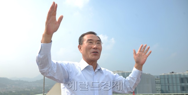 박종원(기업인/코리안리재보험대표이사사장)
보험업계 최장수 CEO로 15년간 코리안리를 이끌어온 박종원 부회장은 지난 14일 경영 일선에서 물러났다. 그는 이날 이임식에서 취임 당시를 회고하며 최고의 회사를 만들겠다는 꿈을 전 직원들과 합심해 이뤄낸 소회를 토로했다.