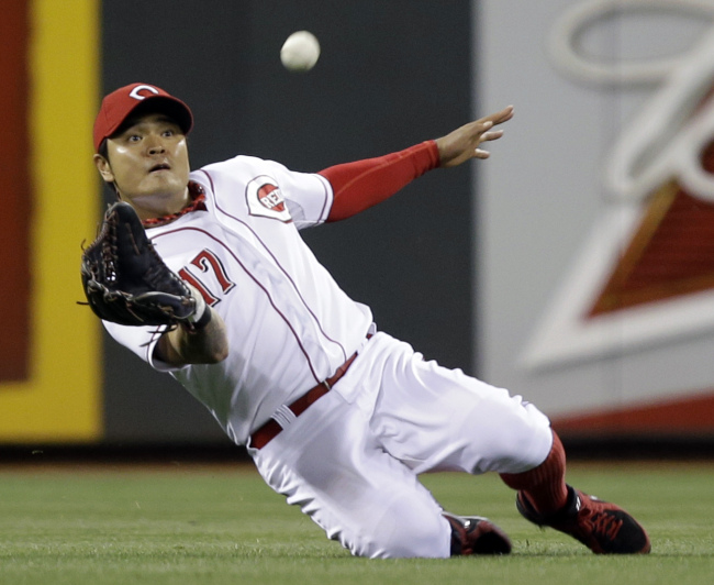 추신수(야구선수/신시내티레즈)
Cincinnati Reds center fielder Choo Shin-soo makes a diving catch in the 12th inning on Wednesday. The Korean went 2 for 6.   AP-Yonhap News