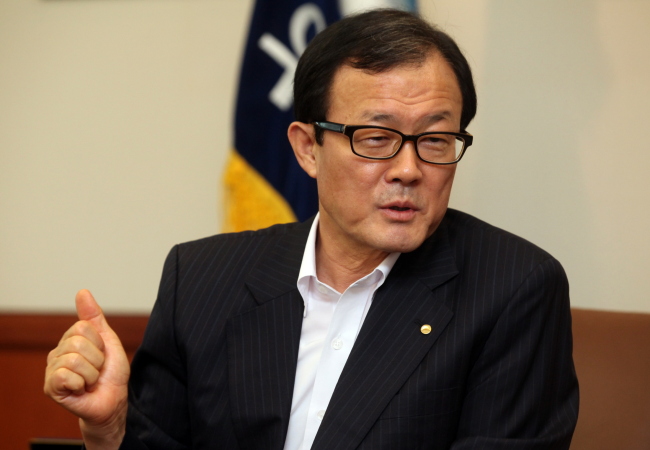 이순우(금융인/우리은행은행장)
Lee Soon-woo, the new chairman of Woori Financial Group, has expressed discontent over the business policies of his predecessor Lee Pal-seung, who was a college classmate of former President Lee Myung-bak.