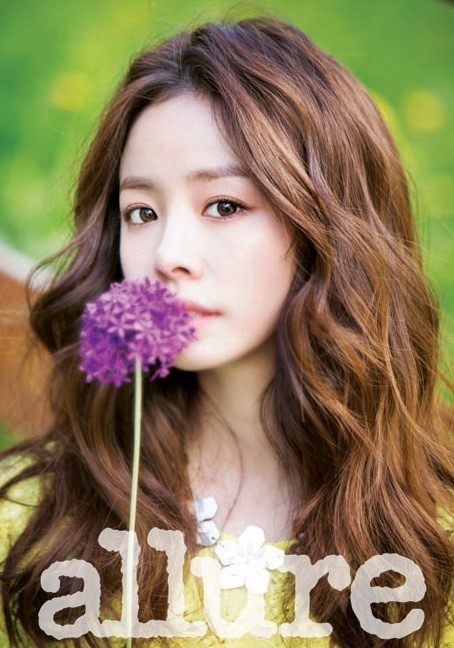 한지민(탤런트/영화배우)
패션 매거진 얼루어 코리아는 20일 ‘Swiss Friends’라는 이름으로 스위스 친선대사를 맡은 한지민의 화보와 인터뷰를 공개했다.