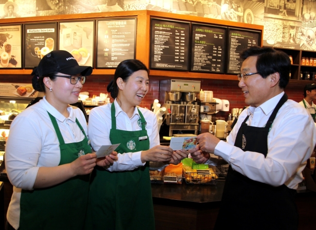 3단
Starbucks Korea CEO Lee Seok-koo (right) talks to staff at its Mugyo-dong branch.   Starbucks Korea