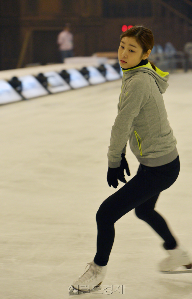 김연아(스케이트선수)
피겨여왕 김연아가 20일 오후 서울 송파구 올림픽공원 체조경기장에서 21일부터 시작되는 아이스쇼 ‘삼성 갤럭시★스마트에어컨 올댓스케이트 2013’ 프레스 리허설 공개행사를 하고 있다.