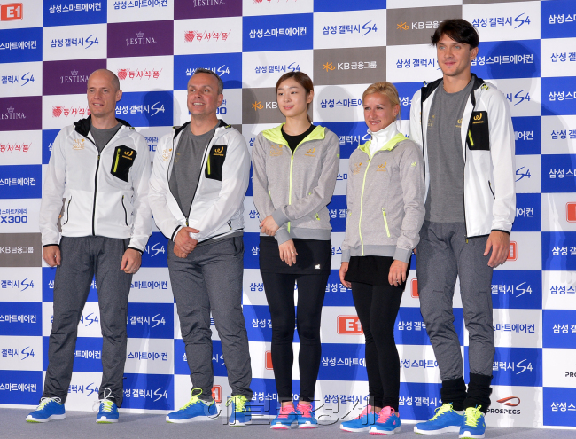 김연아(스케이트선수)
피겨여왕 김연아가 20일 오후 서울 송파구 올림픽공원 체조경기장에서 시작되는 아이스쇼 ‘삼성 갤럭시★스마트에어컨 올댓스케이트 2013’ 프레스 리허설 공개 및 주요선수 기자회견에 참석해 커트 브라우닝, 데이비드 윌슨, 타티아나 볼로소자, 막심 트란코프와 함께 포즈를 취하고 있다.