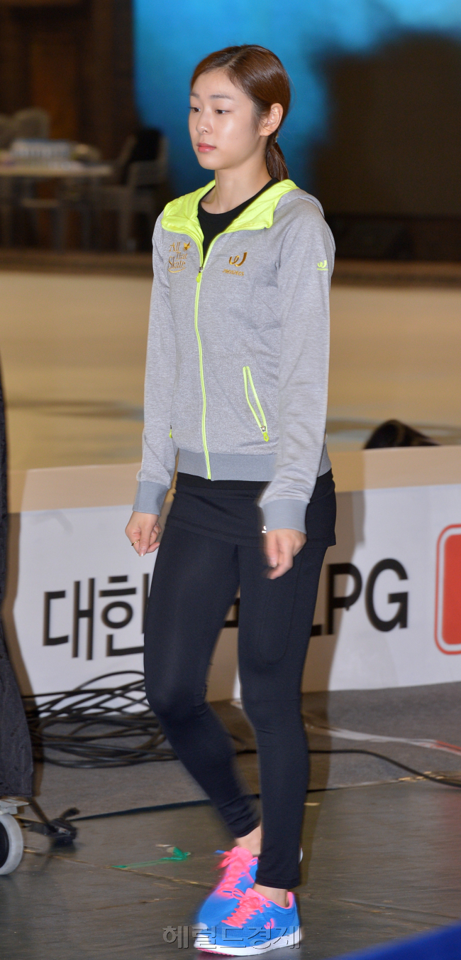 김연아(스케이트선수)
20일 오후 서울 송파구 올림픽공원 체조경기장에서 진행된 ‘삼성 갤럭시★스마트에어컨 올댓스케이트 2013’ 리허설 프레스 공개 후 가진 기자회견에 참석하기 위해 김연아가 입장하고 있다.