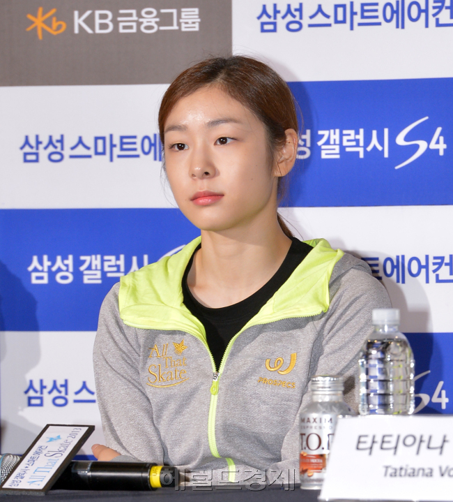 김연아(스케이트선수)
피겨여왕 김연아가 20일 오후 서울 송파구 올림픽공원 체조경기장에서 21일부터 시작되는 아이스쇼 ‘삼성 갤럭시★스마트에어컨 올댓스케이트 2013’ 기자회견에서 취재진 질문을 듣고 있다
