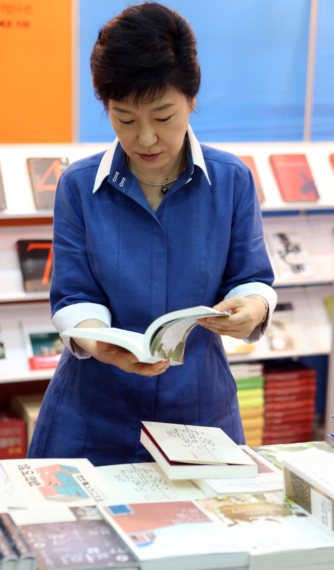 박근혜(대통령)
The 19th Seoul International Book Fair kicked off on Wednesday with President Park Geun-hye attending the opening ceremony in a bid to promote reading books on humanities.