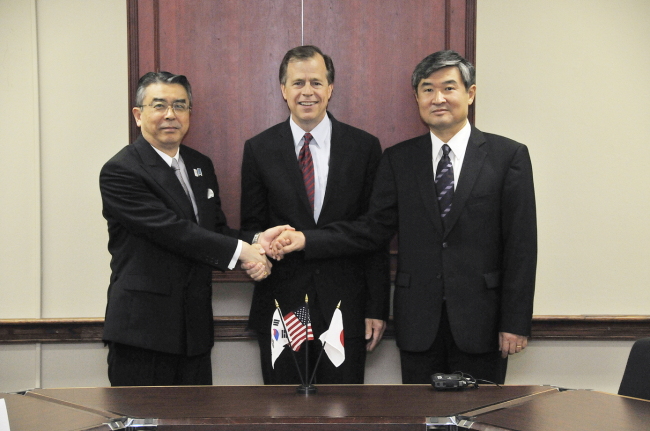 U.S. Special Representative for North Korea Policy Glyn Davies (center) hosts Japan Ministry of Foreign Affairs Director General for Asian and Oceanian Affairs Shinsuke Sugiyama (left) and South Korea’s Special Representative for Korean Peninsula Peace and Security Affairs Cho Tae-yong, for a trilateral meeting at the State Department in Washington, Wednesday to exchange views on a wide range of issues related to North Korea. (Yonhap News)