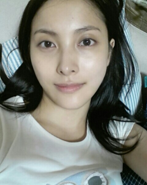 박규리(가수/카라)
카라의 리더 ‘여신’ 박규리는 20일 트위터에 “밥 해먹고 정리하고.. 더운 날에는 집 거실 소파에서 뒹굴거리는 게 최고인데. 하하하. 근데 이따가 나가야 함”이라는 글과 함께 민낯 셀카 사진 한 장을 올렸다.