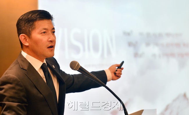 20일 저녁 노보텔 앰베서더 강남 보르도룸에서 홍정욱 (주)헤럴드 회장이 FCA교우회를 대상으로 리더쉽에 대한 강연을 하고 있다.<br />이상섭 기자. babtong@heraldcorp.com 2013.06.20
20일 저녁 노보텔 앰베서더 강남 보르도룸에서 홍정욱 (주)헤럴드 회장이 FCA교우회를 대상으로 리더쉽에 대한 강연을 하고 있다.
이상섭 기자. babtong@heraldcorp.com 2013.06.20
20일 저녁 노보텔 앰베서더 강남 보르도룸에서 홍정욱 (주)헤럴드 회장이 FCA교우회를 대상으로 리더쉽에 대한 강연을 하고 있다.
이상섭 기자. babtong@heraldcorp.com 2013.06.20