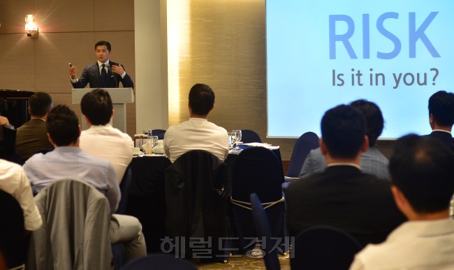 20일 저녁 노보텔 앰베서더 강남 보르도룸에서 홍정욱 (주)헤럴드 회장이 FCA교우회를 대상으로 리더쉽에 대한 강연을 하고 있다.<br />이상섭 기자. babtong@heraldcorp.com 2013.06.20
20일 저녁 노보텔 앰베서더 강남 보르도룸에서 홍정욱 (주)헤럴드 회장이 FCA교우회를 대상으로 리더쉽에 대한 강연을 하고 있다.
이상섭 기자. babtong@heraldcorp.com 2013.06.20
20일 저녁 노보텔 앰베서더 강남 보르도룸에서 홍정욱 (주)헤럴드 회장이 FCA교우회를 대상으로 리더쉽에 대한 강연을 하고 있다.
이상섭 기자. babtong@heraldcorp.com 2013.06.20
