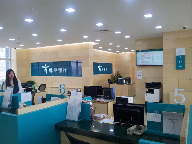 하나은행의 중국 현지법인인 하나은행중국유한공사는 지난달 15일 중국 장쑤성(江蘇省)의 성도(省都)인 난징(南京)에 중국 내 19번째 영업점인 남경분행을 개점했다. 사진은 남경분행 내부 모습.  [사진제공=하나은행]