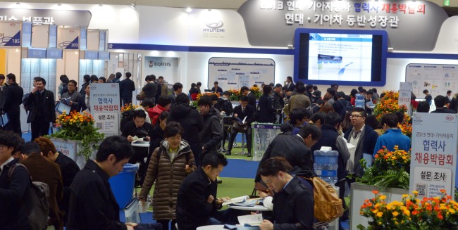 삼성그룹 협력사 250곳이 참여하는 ‘삼성 협력사 채용 한마당’이 28일 서울 강남구 삼성동 코엑스에서 열려 구직자들이 채용정보를 확인하고 있다.<br />김명섭 기자 msiron@heraldcorp.com