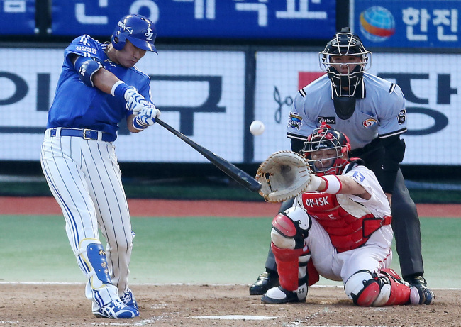 이승엽(야구선수/삼성라이온즈)
Samsung Lion’s Lee Seung-yeop hits his 352 career home run against the SK Wyverns at Munhak Stadium in Incheon to become the all-time home run leader in South Korean baseball. (Yonhap News)