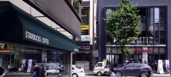 프랜차이즈 본사와 가맹점 사이에서는 무리한 ‘밀어내기’나 인테리어 공사 요구 등이 대표적인 ‘갑질’로 꼽힌다. 프랜차이즈 업태는 가맹점이 생길 때마다 가맹비를 받고, 이후 가맹점에 공급하는 제품의 물류비로 본사가 수익을 내는 구조다. 가맹점이 계속 늘지 않는 한 수익이 제자리걸음을 할 수밖에 없다. 수익에 급급한 프랜차이즈 본사는 물류비를 늘리기 위해 가맹점에 과도하게 물량을 공급하는 ‘밀어내기’를 자행하거나, 인테리어 리뉴얼을 핑계로 가맹점에 인테리어 비용 부담을 요구하게 된다. 사진은 프랜차이즈 카페들이 몰려있는 홍대 거리 모습.  박해묵 기자/mook@