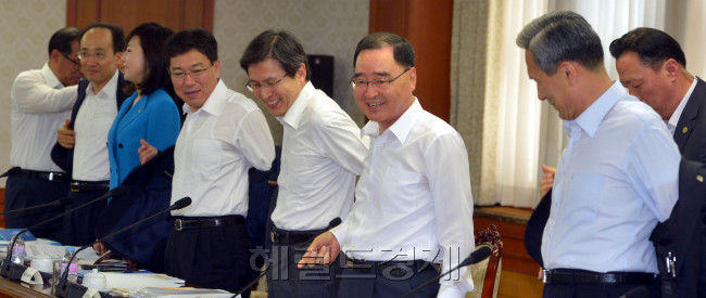 21일 오전 서울 세종로 정부 서울청사에서 열린 국가정책조정회의에서 정홍원 국무총리와 장차관들이 회의전 웃옷을 벗고 있다.<br />김명섭 기자 msiron@heraldcorp.com
21일 오전 서울 세종로 정부 서울청사에서 열린 국가정책조정회의에서 정홍원 국무총리와 장차관들이 회의전 웃옷을 벗고 있다.
김명섭 기자 msiron@heraldcorp.com