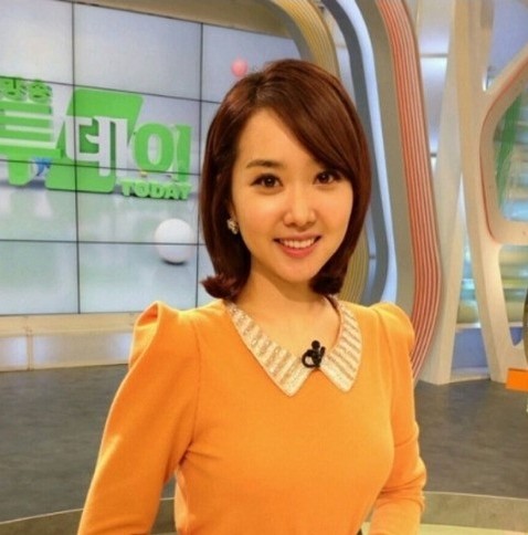 김민지(아나운서)
‘박지성의 그녀’인 김민지 아나운서(28). 김 아나운서는 어머니인 동양화가 오명희 교수(수원대 미대,57)를 쏙 빼닮은 외모다. 성격 또한 매우 여성적이고, 싹싹하며, 애교가 많은 것이 어머니를 똑 닮았다고 두사람을 모두 아는 이들은 평한다. 김 아나가 미술에 재능이 있어 대학에서 서양화(이화여대 미대)를 전공한 것도 어머니의 재능을 물려받았다는 것.