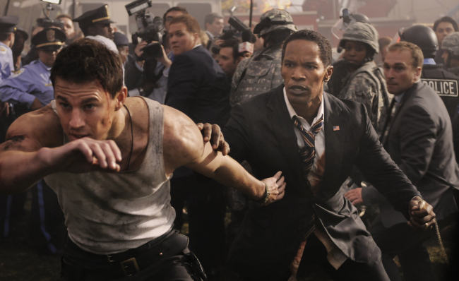 채닝테이텀(좌부터/ChanningTatum/영화배우/영화제작프로듀서),제이미폭스(JamieFoxx/영화배우/가수)
Action. Drama. Directed by Roland Emmerich. Capitol policeman John Cale (Channing Tatum) has just been denied a job protecting President James Sawyer (Jamie Foxx) by the Secret Service. Despite being rejected, Cale takes his young daughter on a tour of the White House to avoid disappointing her.