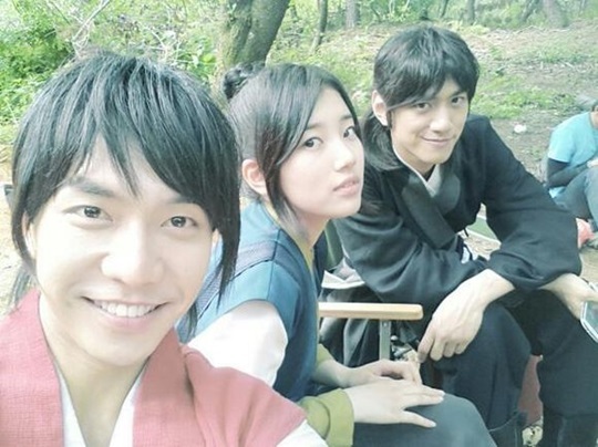 이승기(좌부터/가수/탤런트),수지(배수지/가수/미쓰에이),성준(방성준/탤런트/전모델)
수지는 22일 자신의 트위터를 통해 “강치, 여울, 곤”이라는 글과 함께 한 장의 사진을 게재했다.