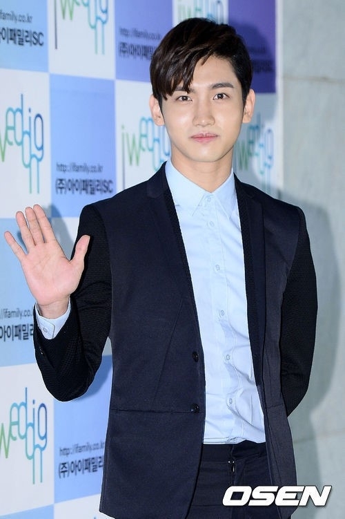 최강창민(심창민/가수/탤런트/동방신기)
구자철은 22일 오후 서울 광장동 쉐라톤그랜드워커힐호텔에서 1살 연상의 신부와 백년가약을 맺었다.