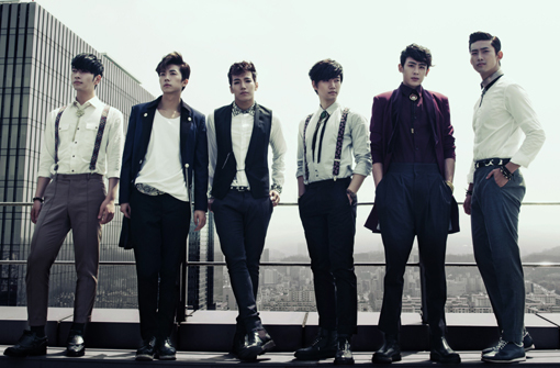 찬성(좌부터/황찬성/가수/탤런트/2PM),우영(장우영/가수/탤런트/2PM),준케이(김민준/가수/작곡가/2PM),준호(이준호/가수/음악PD/2PM),닉쿤(Nichkhun/가수/영화배우/2PM),택연(옥택연/가수/탤런트/2PM)
JYP엔터테인먼트 주요사항보고서에 따르면 비상장법인 JYP는 올해 273억 5900만 원의 매출을 올릴 예정이다. 소속 연예인의 활동에 따라 예상 수입을 추정한 것이다.