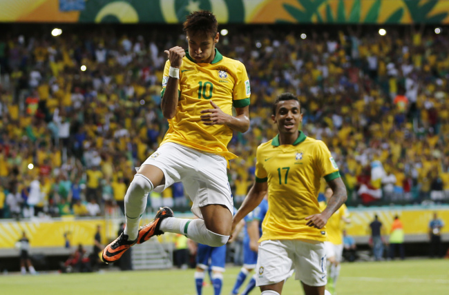Brazil’s Neymar celebrates after scoring his side’s second goal on Saturday.   AP-Yonhap News