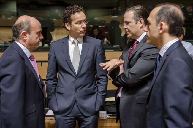 <YONHAP PHOTO-1413> Netherlands' Finance Minister Jeroen Dijsselbloem, second from left, talks with Spain's Finance Minister Luis de Guindos, left, and Sweden's Finance Minister Anders Borg, second from right, while Cyprus' Finance Minister Charis Georgiades walks by during a European finance ministers meeting in Luxembourg, Friday, June 21, 2013. (AP Photo/Geert Vanden Wijngaert)/2013-06-21 17:38:03/ <저작권자 ⓒ 1980-2013 ㈜연합뉴스. 무단 전재 재배포 금지.>
Netherlands’ Finance Minister Jeroen Dijsselbloem (second from left) talks with Spain’s Finance Minister Luis de Guindos (left) and Sweden’s Finance Minister Anders Borg (second from right), while Cyprus’ Finance Minister Charis Georgiades walks by during a European finance ministers’ meeting in Luxembourg on Friday.   AP-Yonhap News