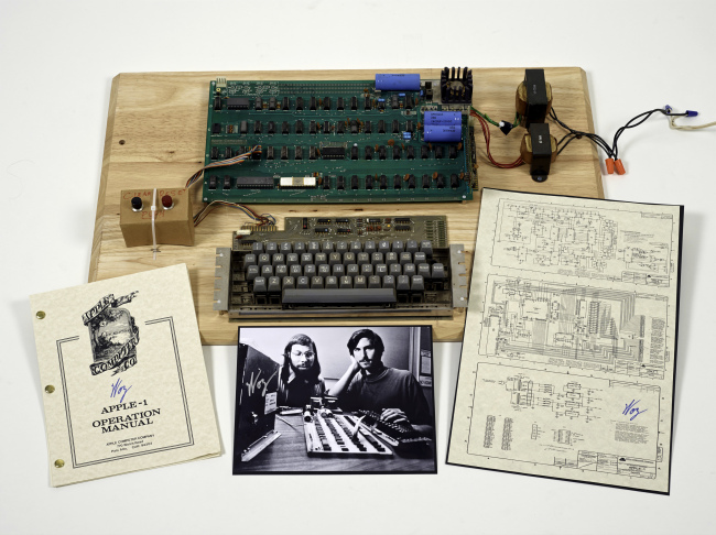 <YONHAP PHOTO-1099> This undated photo provided by Christie?s Auction House shows an ?Apple 1? prototype computer, built in 1976, accompanied by an operation manual and schematic as well as a photo of its inventors, Steve Wozniak, left, and Steve Jobs. One of the very first Apple 1 computers, it goes on sale later this month at Christie's auction house, the latest in a recent run of vintage tech sales that have attracted some eye-popping prices. (AP Photo/Christies Images Ltd. 2013)/2013-06-21 15:08:58/ <저작권자 ⓒ 1980-2013 ㈜연합뉴스. 무단 전재 재배포 금지.>
An “Apple 1” prototype computer, built in 1976, accompanied by an operation manual and schematic as well as a photo of its inventors, Steve Wozniak (left) and Steve Jobs.   AP-Yonhap News