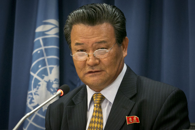 Sin Son-ho, North Korea’s ambassador to the U.N., speaks at a press conference in New York on Friday.   AP-Yonhap News