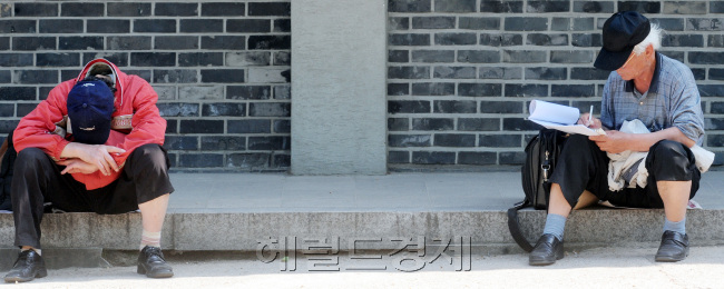 가정의 달 5월  어린이 날이다 어버이 날이다 가정의 중요성을 강조하는 5월이다. 하지만 우리 주위에 가정에서 사회에서 소외되어 고통받고 있는 가족과 이웃이 있는지 둘러볼 때다. 서울 종로 탑골 공원 연일 계속되는 이상고온으로  평년보다 더운 날씨를 보이는 가운데 오늘도 어김없이 이곳을 찾아 하루를 보내는 노인들의 쓸쓸한 뒷모습이 공원 곳곳에 가득하다./ 안훈기자 rosedale@
가정의 달 5월  어린이 날이다 어버이 날이다 가정의 중요성을 강조하는 5월이다. 하지만 우리 주위에 가정에서 사회에서 소외되어 고통받고 있는 가족과 이웃이 있는지 둘러볼 때다. 서울 종로 탑골 공원 연일 계속되는 이상고온으로  평년보다 더운 날씨를 보이는 가운데 오늘도 어김없이 이곳을 찾아 하루를 보내는 노인들의 쓸쓸한 뒷모습이 공원 곳곳에 가득하다./ 안훈기자 rosedale@