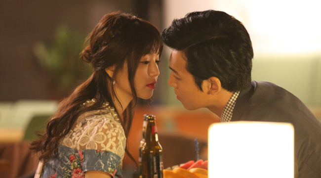 남규리(좌부터/영화배우/가수),정경호(탤런트/영화배우)
‘무정도시(JTBC)’의 정경호 남규리의 러브라인이 본궤도에 올랐다. 오늘 24일 방송될 9회분에서는 두 사람의 돌발 키스신이 공개될 예정이다.