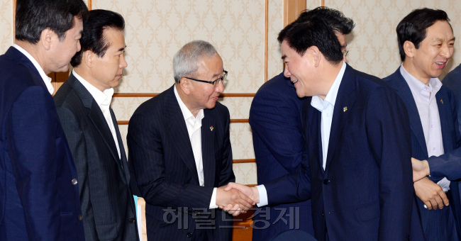 정부와 새누리당은 24일 오전 국회에서 경제상황 점검 당정회의를 갖고 있다. 금융위원장 신재윤, 경제부총리 현오석, 새누리당 원내대표 최경환. 박현구 기자phko@heraldcorp.com